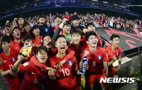 한국 아르헨티나 하이라이트. 23일 오후 전북 전주시 전주월드컵경기장에서 열린 '국제축구연맹(FIFA) U-20 월드컵 코리아 2017' A조 조별리그 2차전 대한민국과 아르헨티나의 경기에서 2-1로 승리한 대한민국 대표팀이 기뻐하고 있다. /사진=뉴시스