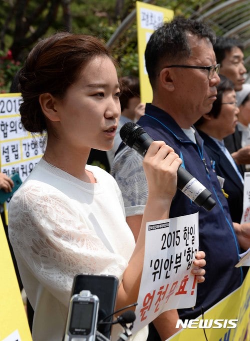 소녀상 지킴이. 김샘 평화나비네트워크 대표(마이크 든 이)가 25일 서울 서초구 서울중앙지방법원 정문 앞에서 기자회견을 하고 있다. /사진=뉴시스