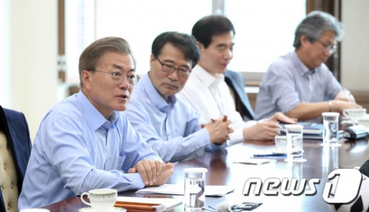 문재인 대통령(맨 왼쪽)이 25일 청와대 여민관 소회의실에서 첫 수석보좌관 회의를 주재하고 있다. /사진=뉴스1