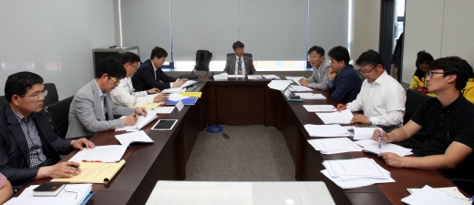 세월호 휴대폰 복원. 세월호 선체조사위원회가 26일 전남 목포시 목포신항만 사무실에서 제1차 소위원회를 열고 있다. /사진=뉴시스