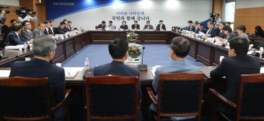 국정기획자문위원회의가 26일 오전 서울 통의동 금융감독연수원에서 국토교통부로부터 업무보고를 받았다. /사진=뉴시스 DB