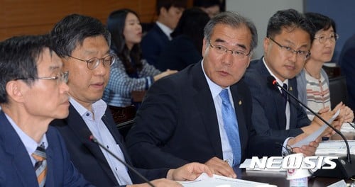 이개호 국정기획자문위원회 경제2분과 위원장이 26일 오후 서울 통의동 금융감독연수원에 마련된 국정기획자문위원회에서 열린 해양수산부 업무보고에서 모두발언을 하고 있다. /사진=뉴시스 임태훈 기자