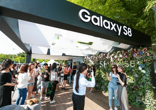29일 삼성전자는 갤럭시S8·S8플러스 체험존을 방문한 인원 수가 300만명을 넘겼다고 밝혔다. /사진제공=삼성전자