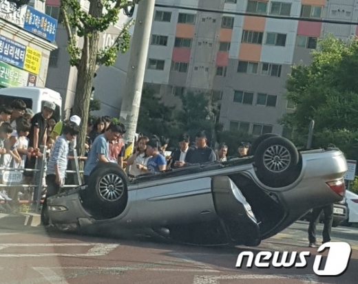 군산 교통사고. 29일 오후 전북 군산시 나운동 한 초등학교 앞에서 초등학생 A군이 전복된 차량에 깔려 크게 다치는 사고가 발생했다. /사진=뉴스1(시민 제공)