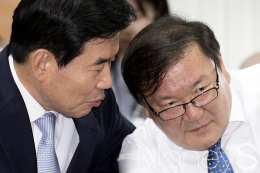 [머니S포토] 국정자문위 첫 합동보고, 귀엣말 나누는 김진표-김태년