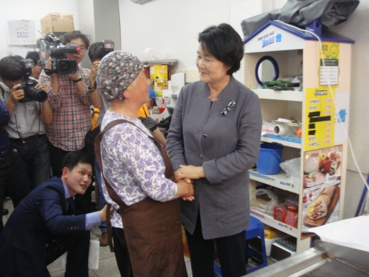 김정숙 여사 진주. 김정숙 여사(맨 오른쪽)가 30일 경남 진주시 중앙시장 내 박덕순씨가 운영하는 가게를 방문했다. /사진=뉴시스