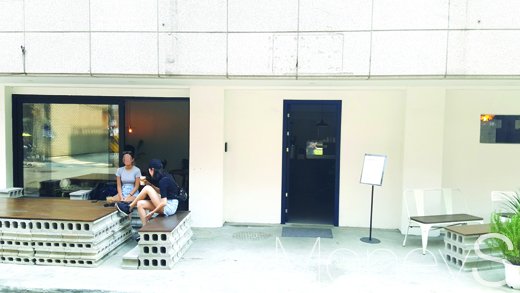 큰 벽돌과 나무판자로 꾸민 독특한 콘셉트의 커피숍. /사진=김창성 기자
