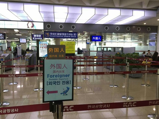 지난 3월 중국정부가 사드배치에 대한 보복으로 금한령을 내린 직후 유래없이 한산한 제주공항 외국인 출국장. /뉴스1 고경호 기자 