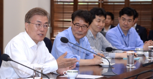 가야사 연구. 사진은 문재인 대통령. 문재인 대통령(맨 왼쪽)이 1일 청와대에서 수석보좌관회의를 열고 있다. /사진=뉴시스