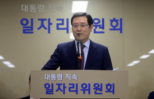일자리위원회. 이용섭 일자리위원회 부위원장이 1일 서울 종로구 정부서울청사 사무실에서 '일자리 100일 계획'을 발표하고 있다. /사진=뉴시스