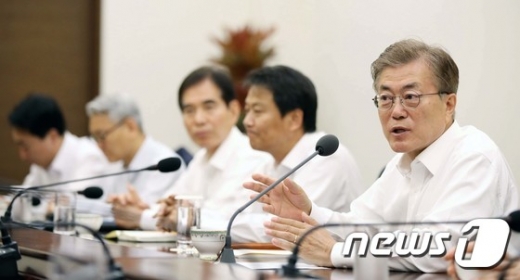 문재인 대통령이 1일 오전 청와대 여민관 소회의실에서 수석 보좌관회의를 주재하고 있다. /사진=뉴스1