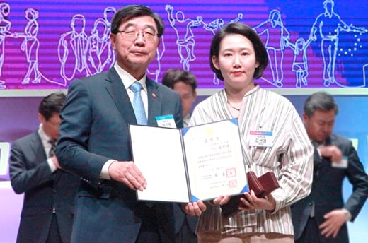 지난달 31일 국무총리 유공자 표창을 받은 김선경 제이브이엠 부사장(오른쪽)이 이기권 고용노동부 장관과 기념촬영을 하고 있다. /사진=한미약품