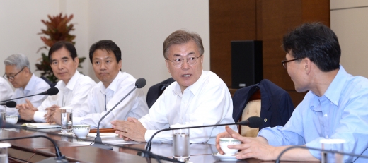 文대통령 일자리 추경. 사진은 문재인 대통령(오른쪽 2번째)이 1일 청와대에서 수석보좌관회의를 열고 있다. /사진=뉴시스