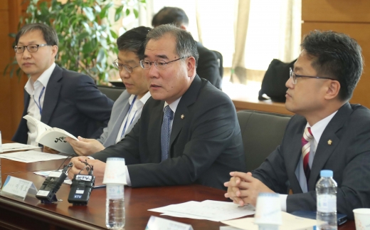 이개호 국정기획위원회 경제2분과위원장(왼쪽 2번째)이 2일 서울 종로구 금융감동연수원에서 새만금개발청 업무보고 모두발언을 하고 있다. /사진=뉴시스