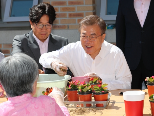 문재인 박철민. 문재인 서울요양원. 문재인 대통령이 2일 서울 강남구 국민건강보험 서울요양원을 방문해 치매 환자들과 화분 만들기를 하고 있다. 문 대통령 왼쪽은 배우 박철민씨. /사진=뉴시스