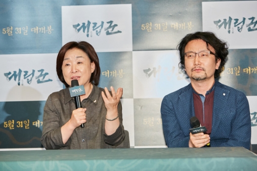 심상정 정의당 대표가 1일 영화 대립군 관람을 마친 뒤 관객과의 대화에 참석했다. 오른쪽은 정윤철 감독. /사진=20세기폭스코리아 제공