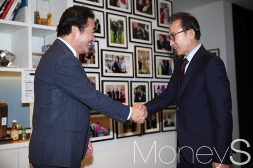 이낙연 이명박. 이낙연 국무총리(왼쪽)가 2일 서울 강남구 이명박 전 대통령 사무실을 예방해 악수를 나누고 있다. /사진=임한별 기자