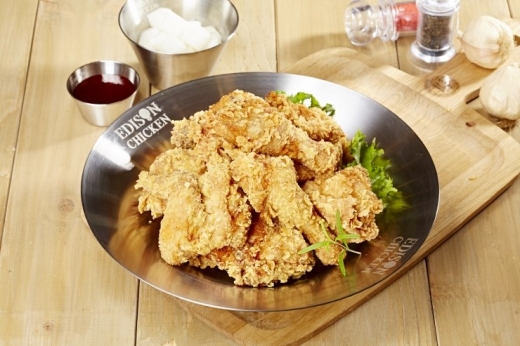 에디슨치킨, 1인1닭 가능합니다. … 매콤한 맛으로 느끼함을 없애