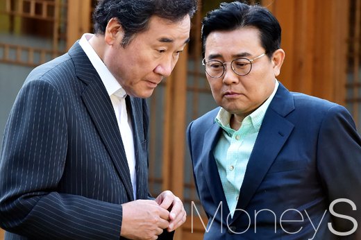 [머니S포토] 귀엣말 나누는 이낙연 총리와 전병헌 수석