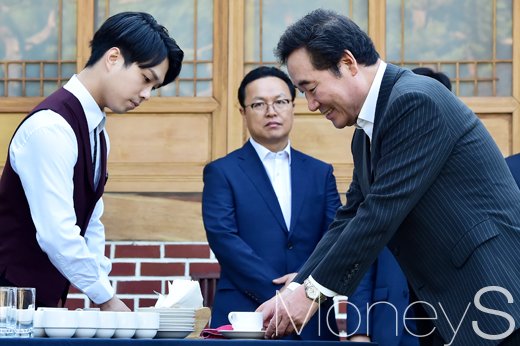 [머니S포토] '낮춤 정부' 추구하는 이낙연 총리