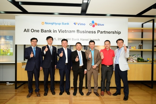 (왼쪽부터)이우식 농협은행 하노이지점장, 석정훈 CJ Blue CEO, 소성모 농협은행 부행장, 응웬 화 빈 Nexttech 그룹 회장, 도 꽁 지엔 VIMO CEO, 다오 밍 푸 Nexttech 그룹 최고 운영책임자, 유병천 농협은행 IT디지털개발단장./사진=NH농협은행