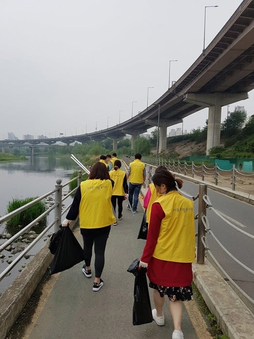 인사돌사랑봉사단이 동국제약 본사가 위치한 강남구 대치동 인근 탄천 변에서 ‘1사 1하천 가꾸기 운동’에 참여하고 있다. /사진=동국제약