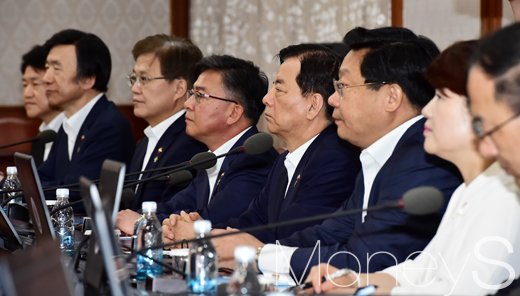 [머니S포토] 각 부처 수장들 속 한민구 국방