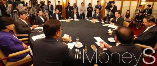 당정청 회의. 정부조직. 소방청 독립. 더불어민주당, 정부, 청와대가 5일 서울 종로구 총리 공관에서 문재인정부 첫 고위 당정청 회의를 하고 있다. /사진=임한별 기자