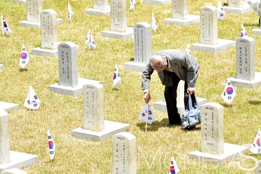 [머니S포토] 묘역 관리하는 유가족