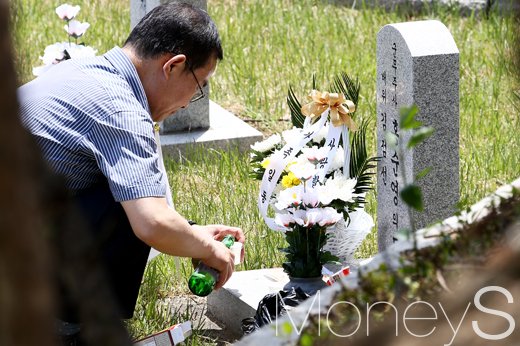 [머니S포토] '한잔 올리겠습니다'