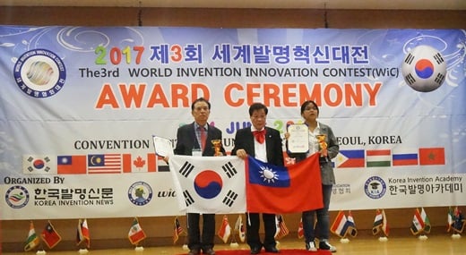 분당 차병원 흉부외과 이두연 교수(왼쪽)가 ‘제3회 세계발명혁신대전 시상식’에서 금상을 수상한 후 기념촬영을 하고 있다. /사진=차병원