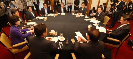 5일 정부는 첫 고위당정청회의를 열고 현행 17부·5처·16청인 정부조직을 18부·5처·17청으로 개편한다는 데 합의했다. /사진=뉴시스