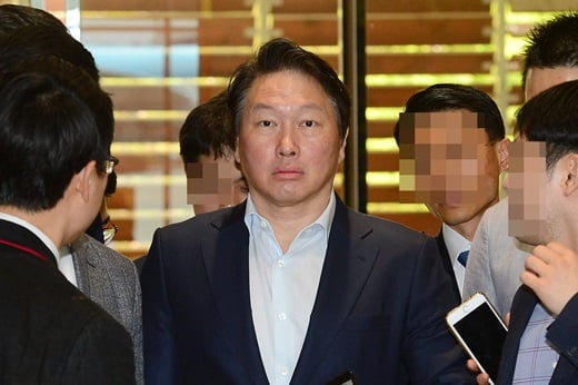 지난달 24일 최태원 SK그룹 회장이 상하이 포럼 참석을 위해 서울 김포공항 내에 위치한 전용기 출입국장인 김포비즈니스항공센터를 통해 출국하고 있다. /사진=뉴스1