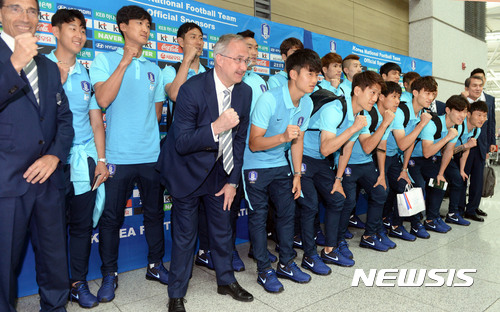 카타르와 중동 7개국 단교 사태로 아랍에미리트연합에 머물고 있는 축구대표팀이 월드컵 지역예선 일정을 위한 카타르 입국에 차질을 빚게 됐다. /자료사진=뉴시스