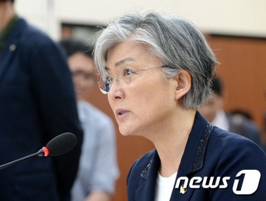 강경화 외교부장관 후보자가 7일 오전 서울 여의도 국회 외교통일위원회에서 열린 인사청문회에 출석해 의원들의 질의에 답하고 있다. /사진=뉴스1