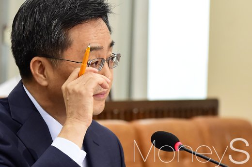 김동연 사람중심 투자. 김동연 경제부총리 겸 기획재정부 장관 후보자가 7일 국회 기획재정위원회에서 열린 인사청문회에서 안경을 고쳐 쓰고 있다. /사진=임한별 기자