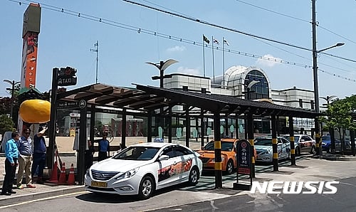 바가지 요금을 징수한 사실이 3번 적발된 한 택시기사가 부당요금 삼진아웃제 적용으로 면허 취소 처분을 받았다. 사진은 기사내용과 무관. /자료사진=뉴시스