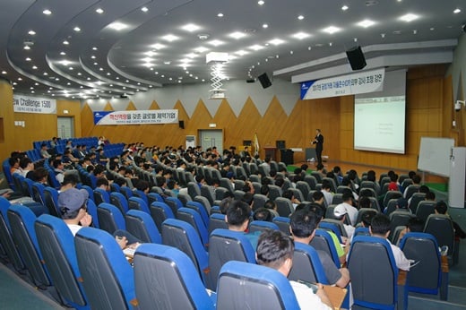 지난 2일 홍익대학교 국제연수원에서 현대약품 임직원들이 CP교육에 참석해 김앤장 법률사무소 강한철 변호사의 강연을 듣고 있다. /사진=현대약품