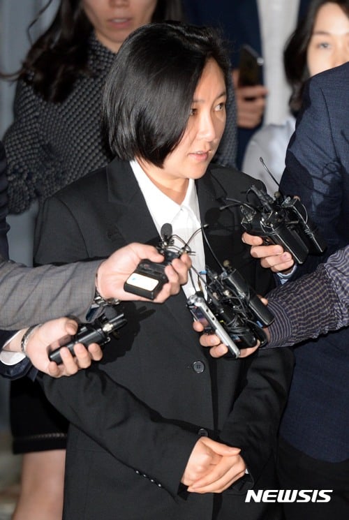 장시호씨가 8일 오전 12시 경기도 의왕시 서울구치소에서 구속기간이 만료돼 석방되고 있다. /사진=뉴시스