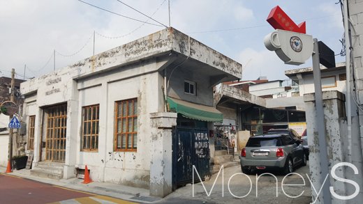 오래된 공장을 개조한 성수동의 한 카페. /사진=김창성 기자