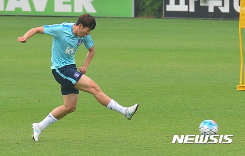 한국이 이라크를 상대로 한 평가전에서 유효슈팅 0개를 기록하며 0-0으로 비겼다. 사진은 훈련에 나선 대표팀 공격수 손흥민. /자료사진=뉴시스