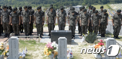 제2연평해전 14주기를 하루 앞둔 지난해 6월 28일 국립대전현충원 제2연평해전 전사자 묘역을 찾은 육군본부 제2경비단 소속 장병들이 묵념을 하고 있다. /자료사진=뉴스1