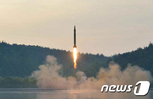 북한 미사일 발사, 새 정부 들어 '다섯번째'… 문재인 대통령 NSC 주재