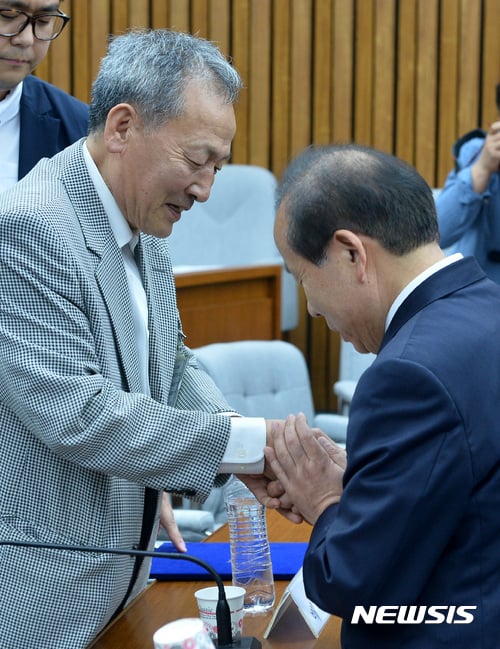 김이수 헌법재판소장 후보자(오른쪽)가 8일 국회에서 열린 인사청문회에서 증인으로 출석한 배용주씨에게 다가가 사과의 뜻을 전하고 있다. 배씨는 과거 광주항쟁 당시 군법무관이었던 김 후보자가 참여한 재판부로부터 사형선고를 받았다가, 재심청구를 통해 무죄 판결을 받았다.