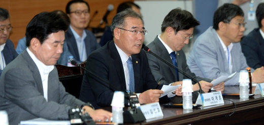 4차 산업혁명. 이개호 국정기획자문위원회 경제2분과위원장(왼쪽 2번째)이 지난 1일 서울 종로구 국정기획자문위에서 열린 '4차 산업혁명에 기반을 둔 창업 국가 조성 방안' 제2차 합동업무보고에서 인사말을 하고 있다. /사진=뉴시스