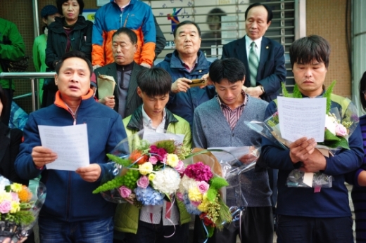 전주지방법원 앞에서 '삼례 나라슈퍼 3인조 강도치사사건' 재심 청구인들이 무죄 판결을 받은 뒤 기자회견을 하고 있다./사진=뉴스1DB