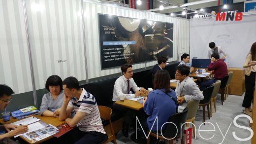 ▲ 커피전문 '토프레소' 연일 상담에 바쁘다. (사진=강동완기자)
