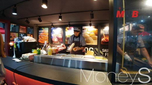 ▲ 핫도그 브랜드에서 직접 맛보세요 (사진=강동완 기자)