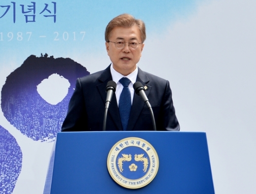 문재인 대통령이 10일 오전 서울 중구 서울광장에서 열린 6·10 민주항쟁 30주년 기념식에서 기념사를 하고 있다. /사진=뉴스1