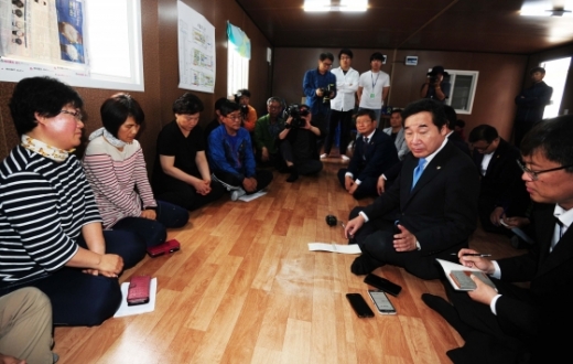 이낙연 국무총리가 10일 세월호 선체 수색작업이 진행 중인 전남 목포신항만을 찾아 미수습자가족들과 대화를 나누다 이철조 세월호 현장수습본부장에게 "미수습자 수습을 최우선해야 한다"고 강조하고 있다/사진=뉴스1DB